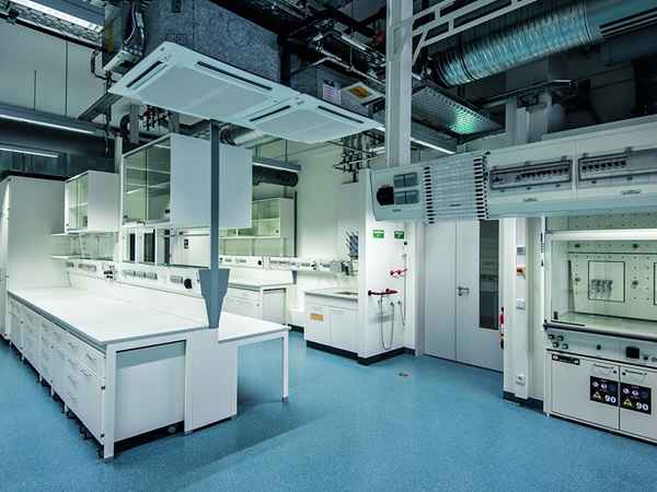 Blick in Labor mit nora Boden