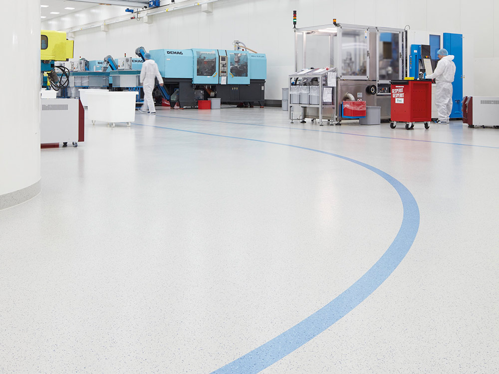 Industrieboden: Im Neubau des Verpackungs-Herstellers KISICO bildet norament 926 grano nTx den sicheren Untergrund für eine anspruchsvolle Prozessumgebung