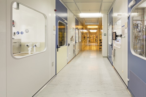 Halbleiterproduktionsgebäude mit Reinräumen. Flur mit nora ESD-Boden.