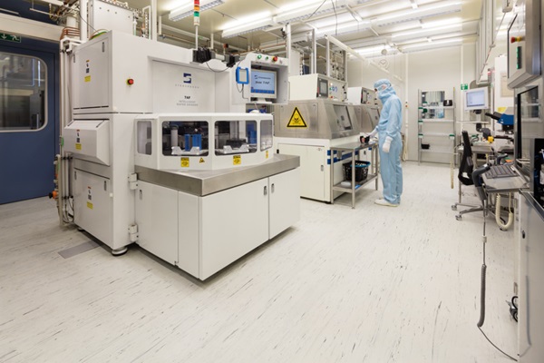 Reinraum-Fertigung. Die ESD-Eigenschaften von nora Boden bleiben jahrzehnte lang erhalten