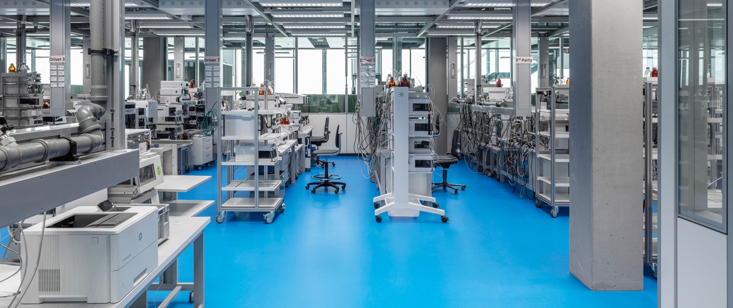 nora systems fertigte für Agilent Technologies ableitfähige Böden in exakt dem leuchtenden Blau des Firmenlogos