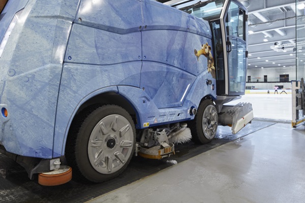 Der 9 mm starke Spezialbodenbelag norament 992 kann mit schweren Eisaufbereitungsmaschinen befahren werden