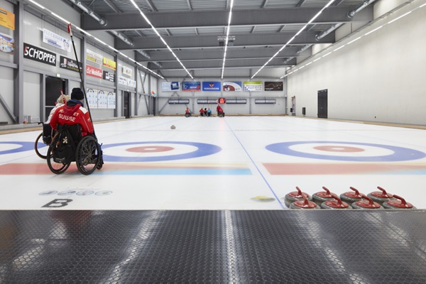 Curlingbahnen umrandet von norament 992 Boden für Flächen rund um den Eissport