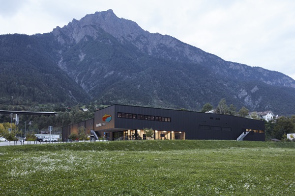 Iitschi Arena, Brig, eine Referenz für norament 992 Bodenbelag