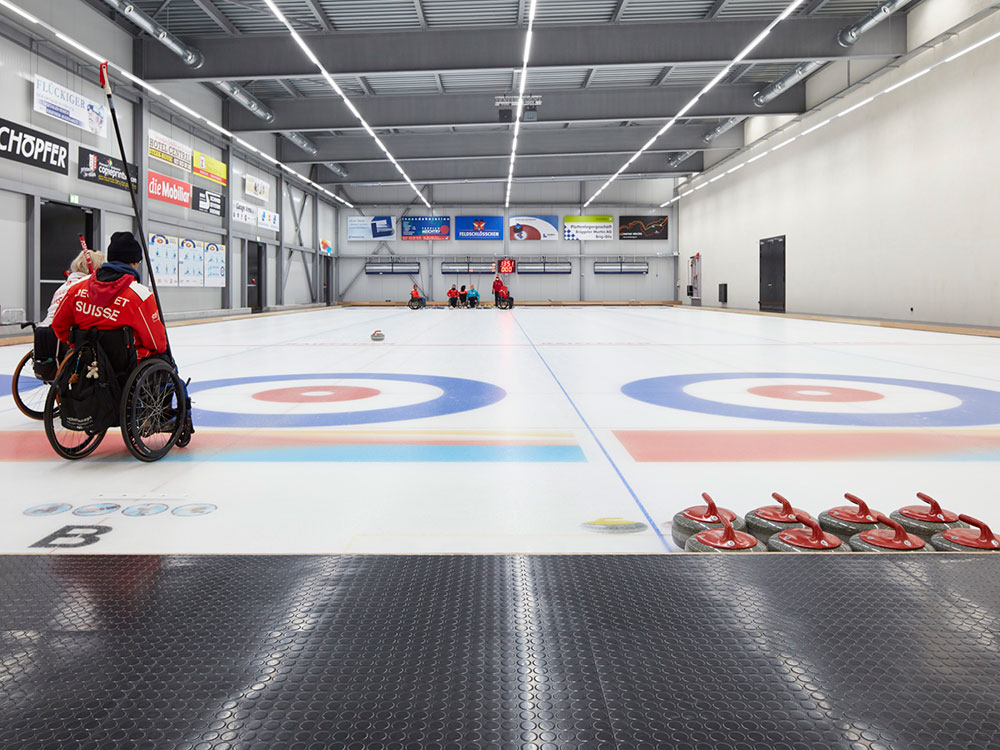 Curlingbahnen umrandet von norament 992 Boden für Flächen rund um den Eissport