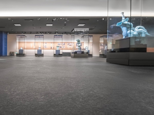 Hall in archaeological museum with sculptures from ancient China