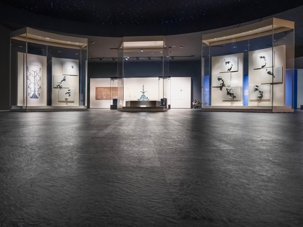 Museum hall. Above the semi-circular ranged display cases the starry sky seems to open up. Sanxingui Museum, Guanghan