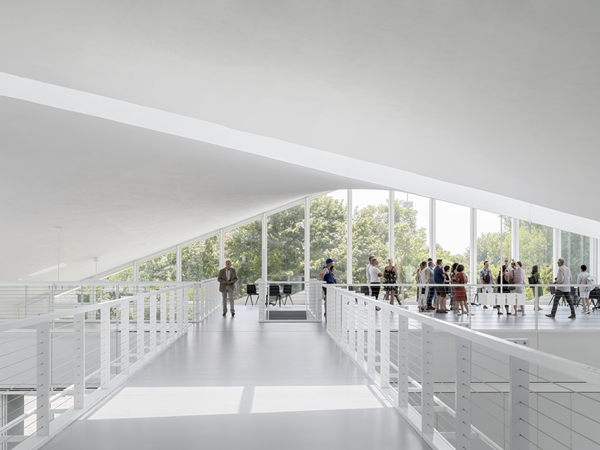 Obergeschoss Hyparschale: der Bodenbelag noraplan uni wirkt wie aus einem Guss