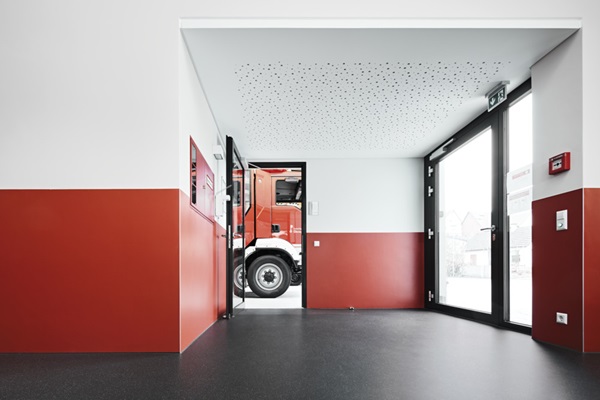 Designelement und Schutz: roter noraplan uni Wandbelag