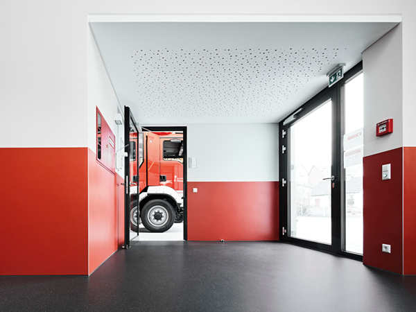 noraplan wall: Elemento de diseño y protección: revestimiento mural noraplan rojo