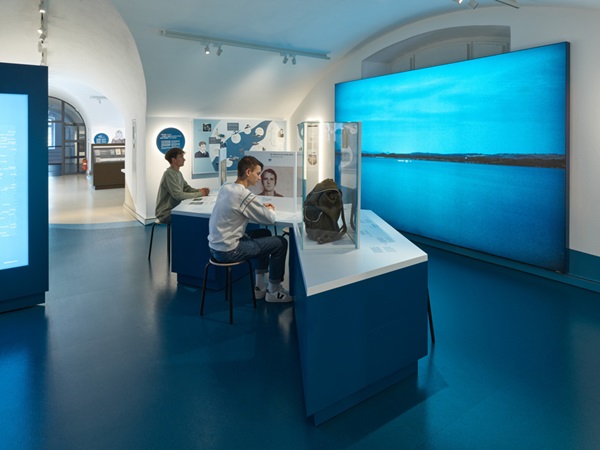 Museum, Mitmachstation, Thema Fluss: zwei Jugendliche vor einer Videowand mit Fluss-Ansicht