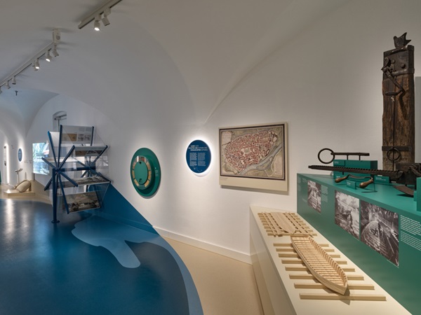 Museum, Thema Schiffsbau - Holz-Modell und historische Ausstellungsstücke, Info-Element in Form eines Schaufelrads