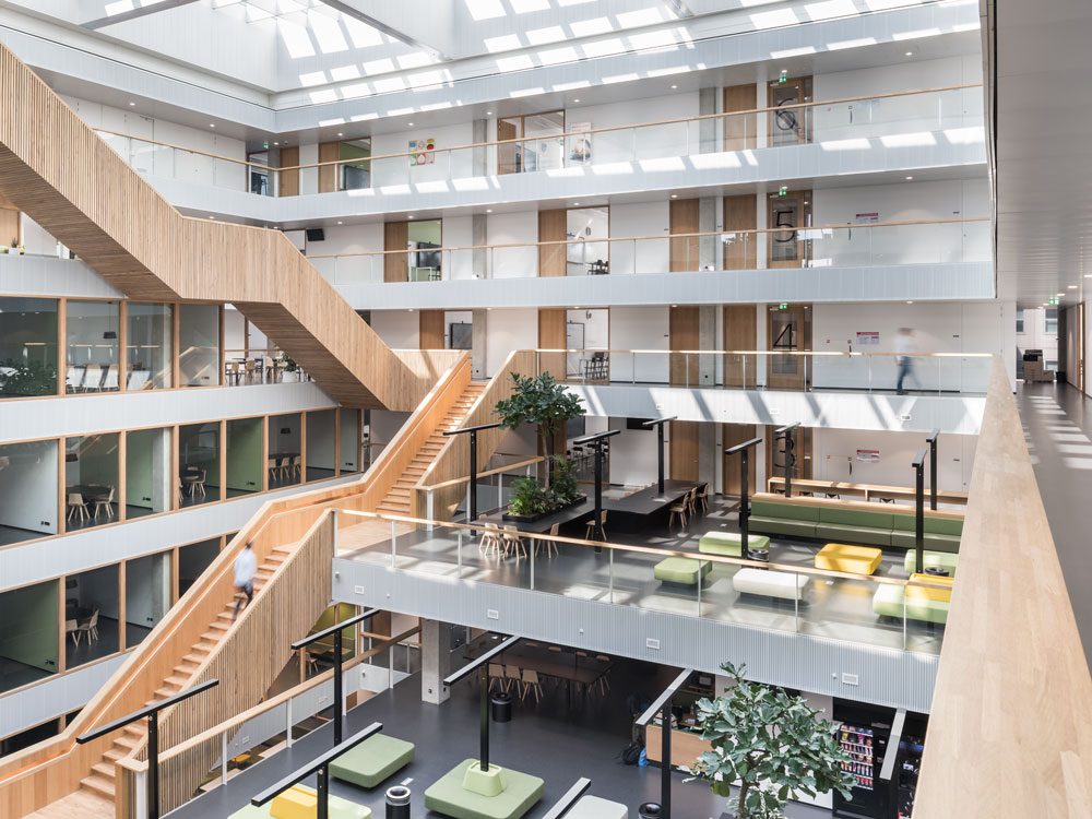 Rotterdam University of Applied Sciences: The aim was to achieve BREEAM-NL 'Excellent'. nora rubber floor coverings fit perfectly in this picture
