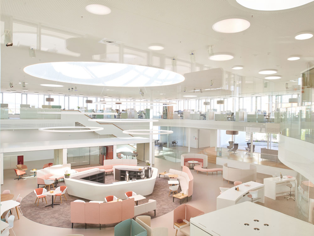Individuelles Arbeiten im „Smart Office" von Sedus: Kautschuk und Teppichfliesen für ein positives Büroumfeld